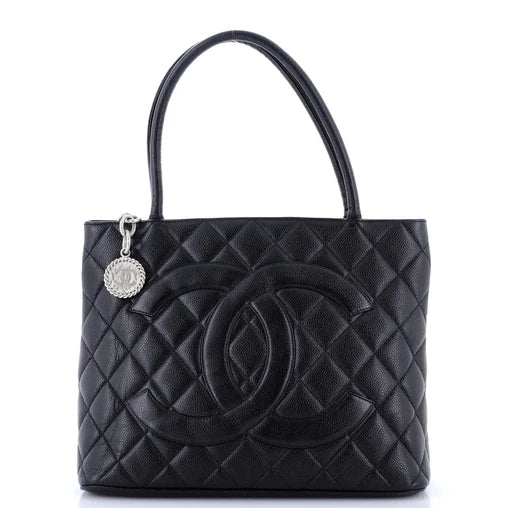 حقيبة شانيل ميداليون توت مبطنة من جلد الكافيار
